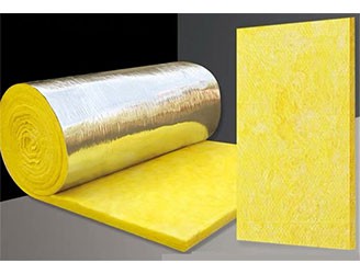 離心玻璃棉是采用石英砂、石灰石、白云石等天然礦石為主要原料，配合一些純堿、硼砂等化工原料熔成玻璃。在融化狀態下，采用獨有的離心技術工藝，借助外力吹制式甩成絮狀細纖維，纖維和纖維之間為立體交叉，互相纏繞
